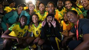 Cedella Marley junto a las jugadoras de la selección jamaicana
