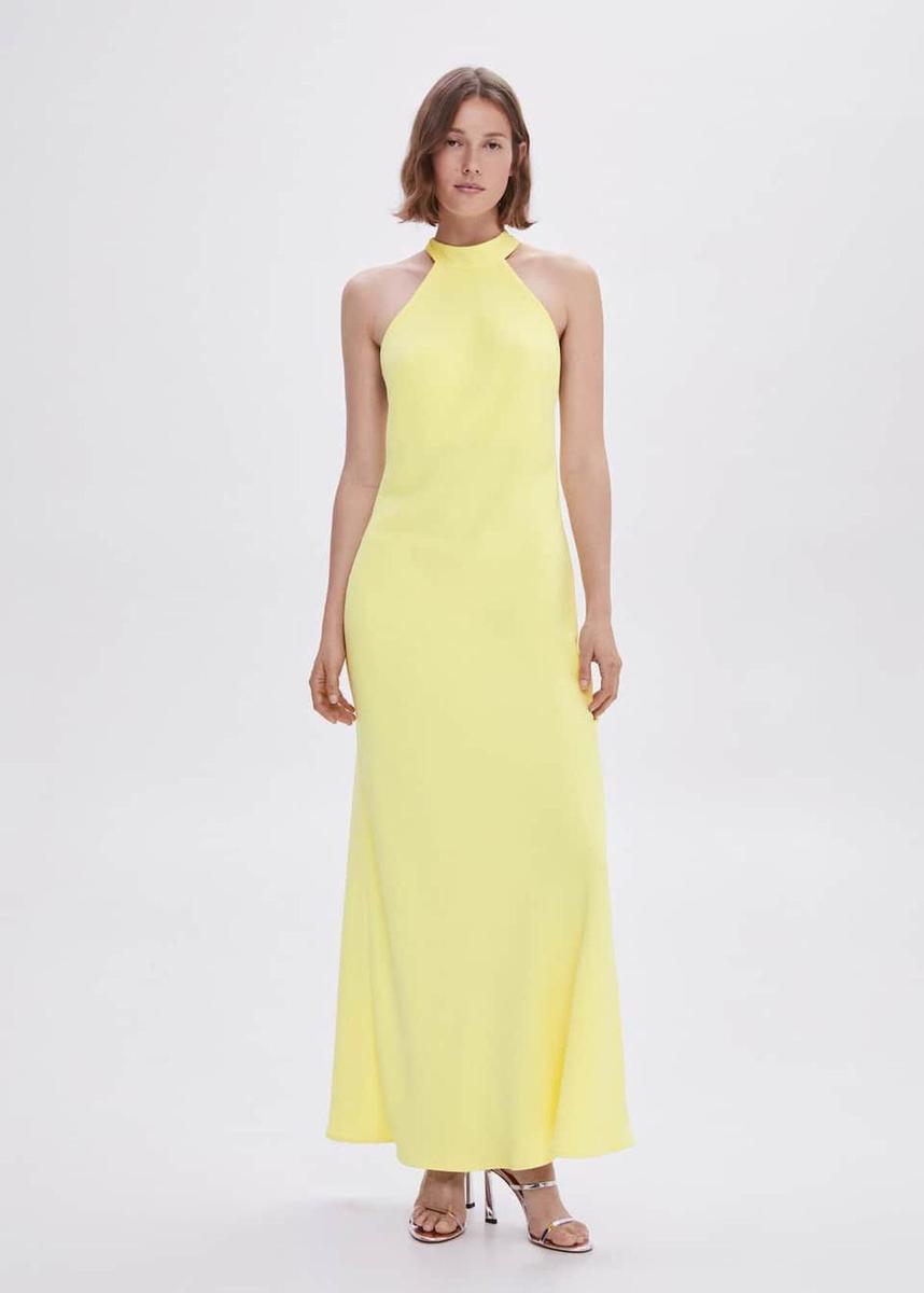 Vestido amarillo largo con cuello halter y espalda abierta de Mango