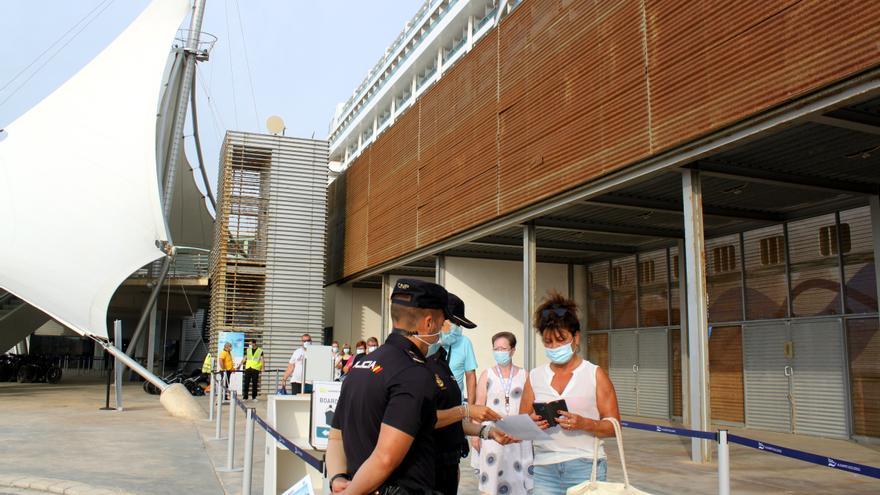 La Policía da consejos sobre turismo seguro a los pasajeros de un crucero atracado en Alicante