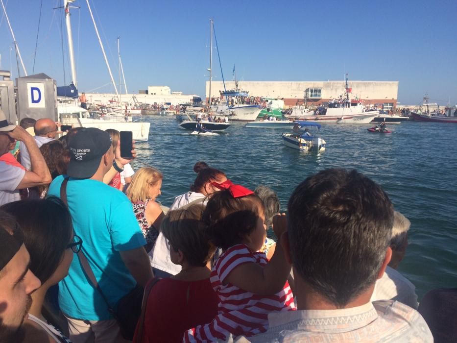 En Marbella, la Virgen del Carmen era embarcada en el puerto deportivo de La Bajadilla acompañada por multitud de barcas