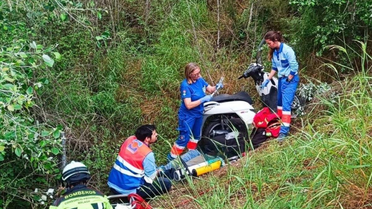 La dotación del CBP de Coín ha colaborado para transportar al motorista accidentado desde el lugar donde había caído hasta la ambulancia.