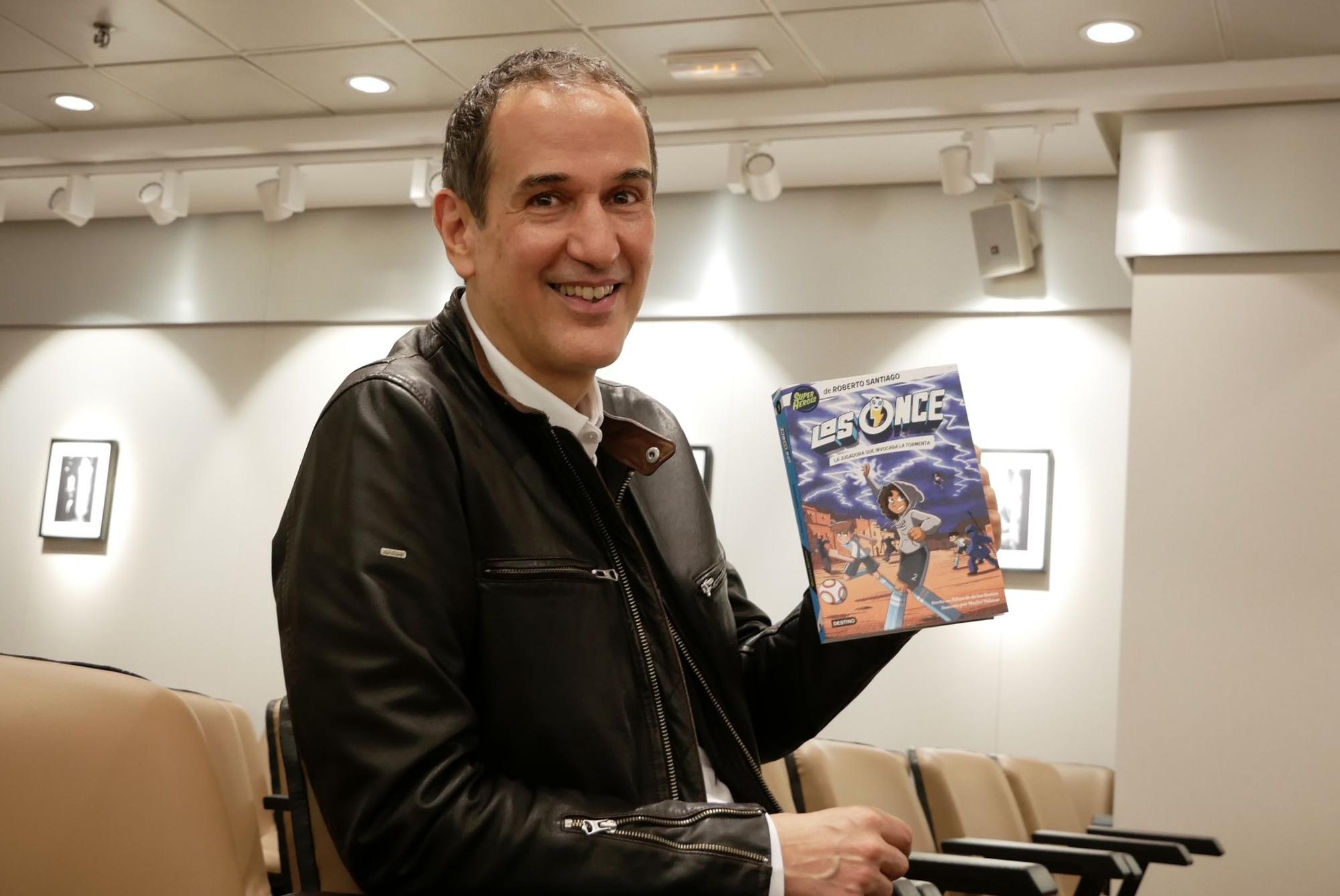 Roberto Santiago posa con su nuevo libro de ‘Los once’: ‘La jugadora que invocaba a la tormenta’.