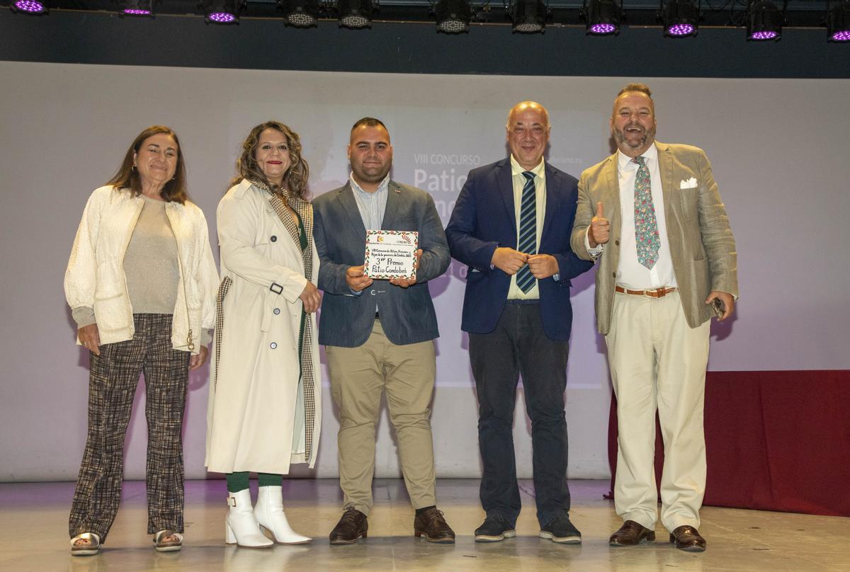 Entrega de uno de los premios del Concurso Provincial de Patios, este miércoles, en la Diputación.