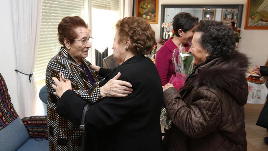 Maria Marí Planells saluda a amigos y familiares al inicio de su fiesta de aniversario.