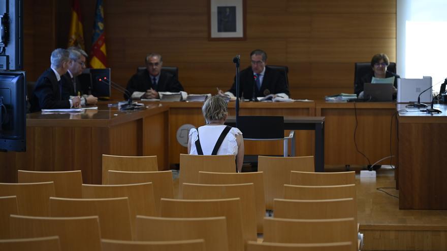 Una trabajadora de una clínica dental de Castellón evita la cárcel tras reconocer que robó 27.000 euros