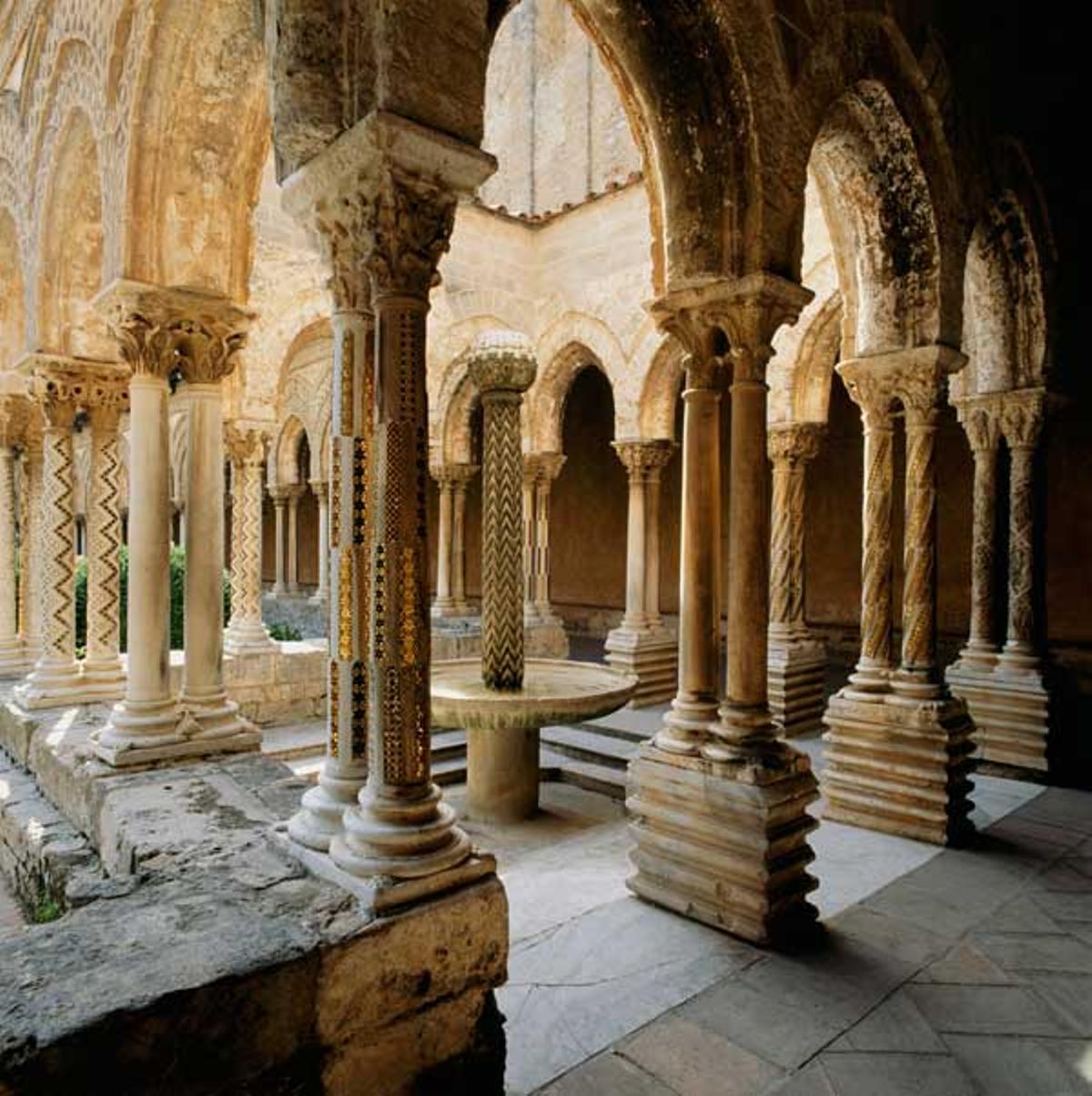Claustro de la Catedral de Monreale, muy cerca de Palermo. Claustro de la Catedral de Monreale, muy cerca de Palermo.