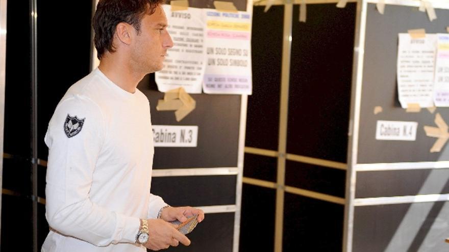 El jugador de fútbol de la Roma, Francesco Totti, a su salida de un colegio electoral después de ejercer su derecho al voto en Roma, Italia. La segunda jornada de los comicios se reanudó esta mañana, en la que los italianos elegirán al nuevo Parlamento y al primer ministro