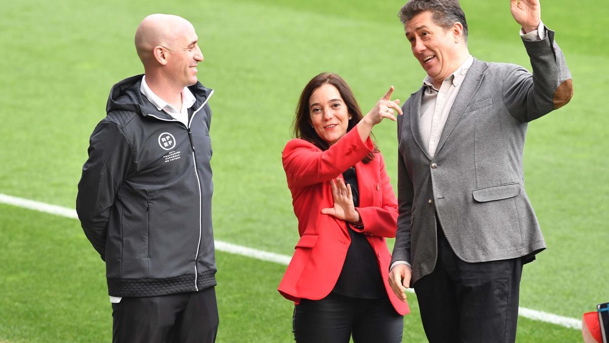 La alcaldesa de A Coruña, Inés Rey, con el concejal Juan Ignacio Borrego y el presidente de la RFEF, Luis Rubiales, en el estadio de Riazor