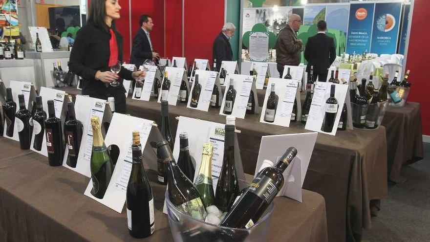 Exposición de vinos de diferentes D. O. en una anterior edición de Xantar, en Ourense.