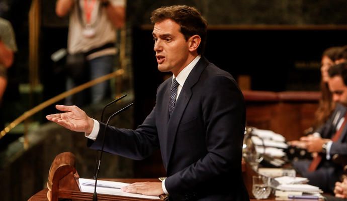 Albert Rivera se dirige a Sánchez.