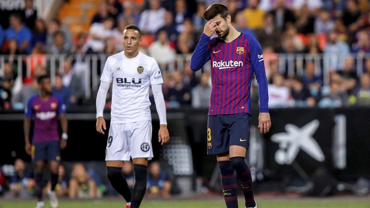 Piqué y Rodrigo Moreno en Mestalla tras el empate (1-1).