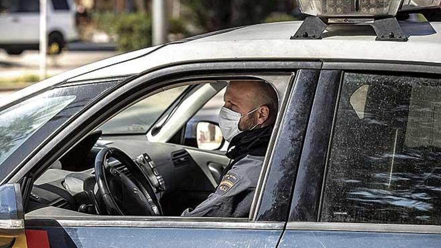 Un agente de la PolicÃ­a Nacional, durante una patrulla en Palma.