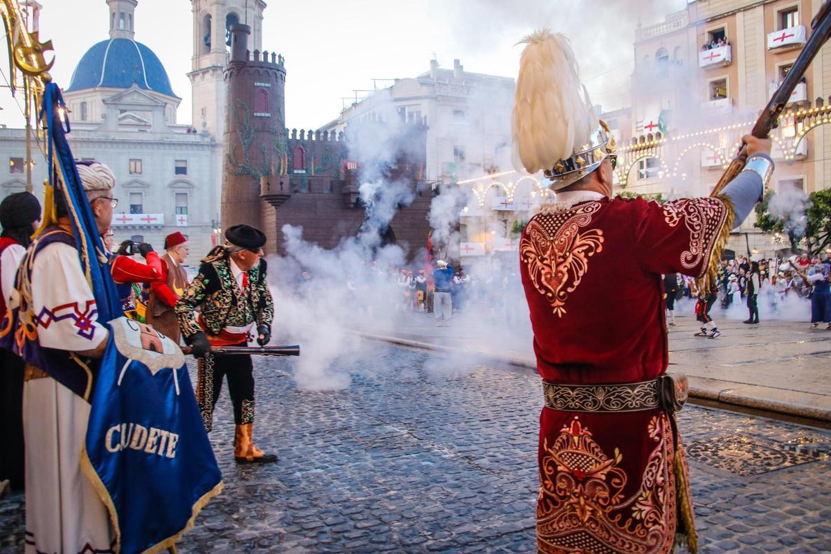 Los arcabuces toman Alcoy en el 750 aniversario de Sant Jordi