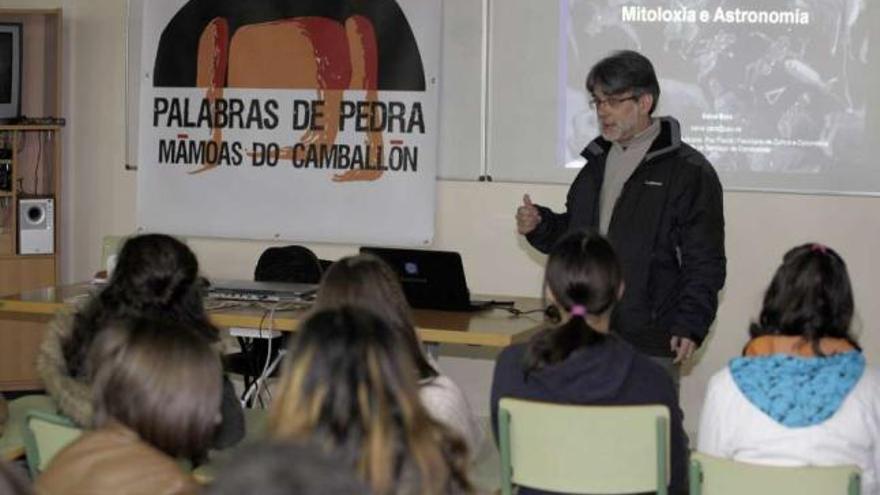 Bará, ayer, durante su charla sobre mitología y astronomía en el IES Marco do Camballón.  // Bernabé/Gutier