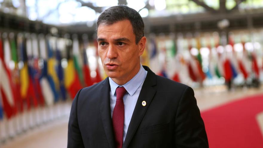 Pedro Sánchez atiende a los medios.