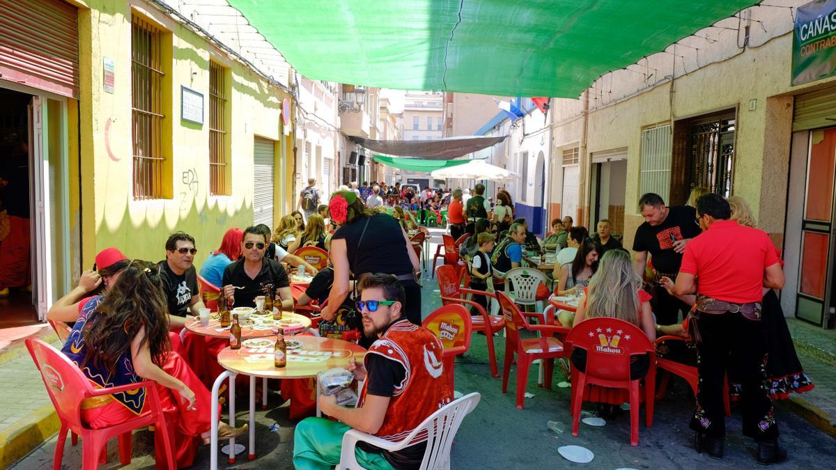 Momento aperitivo en una calle de cuartelillos de Elda.