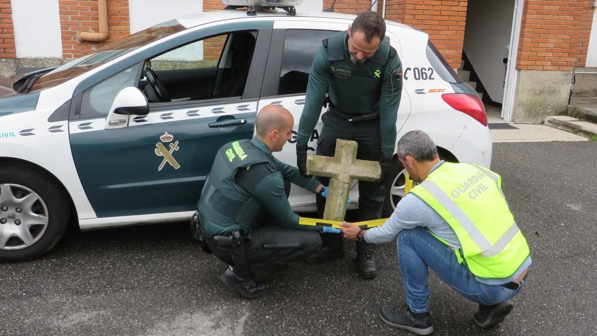 La cruz de piedra recuperada por la Guardia Civil. // GC