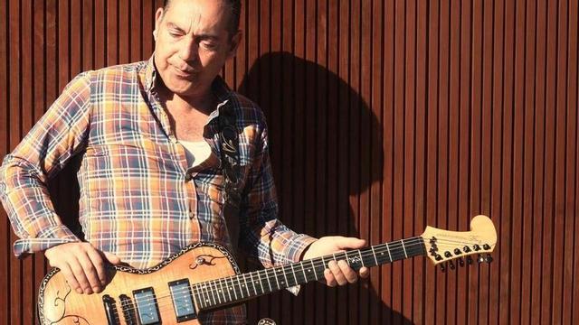 Pacheco, con su guitarra del lutier francés Régis Floury, afincado en Baiona, en una foto promocional de «Cimarrón».  | D.P.