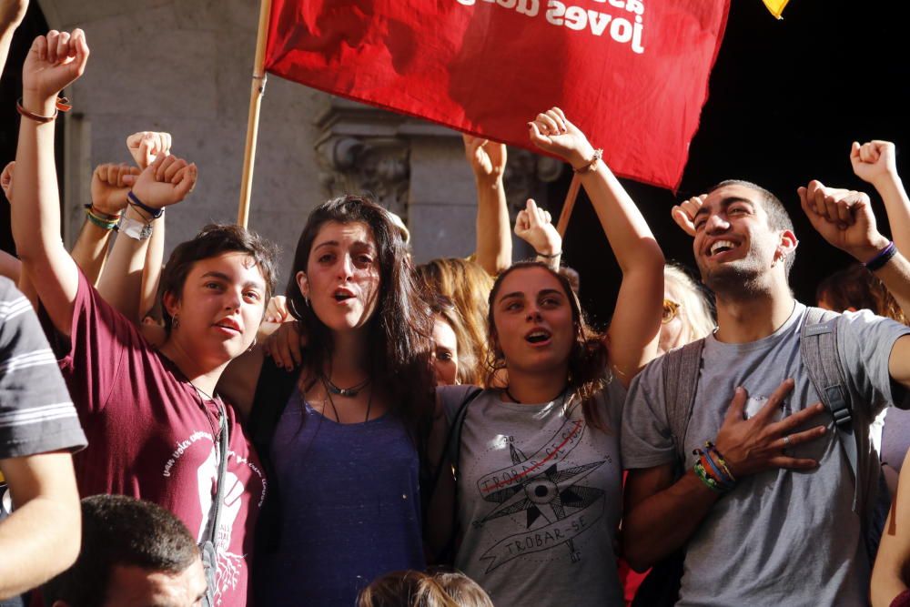 Centenars de persones celebren la proclamació de la República Catalana a la plaça del Vi