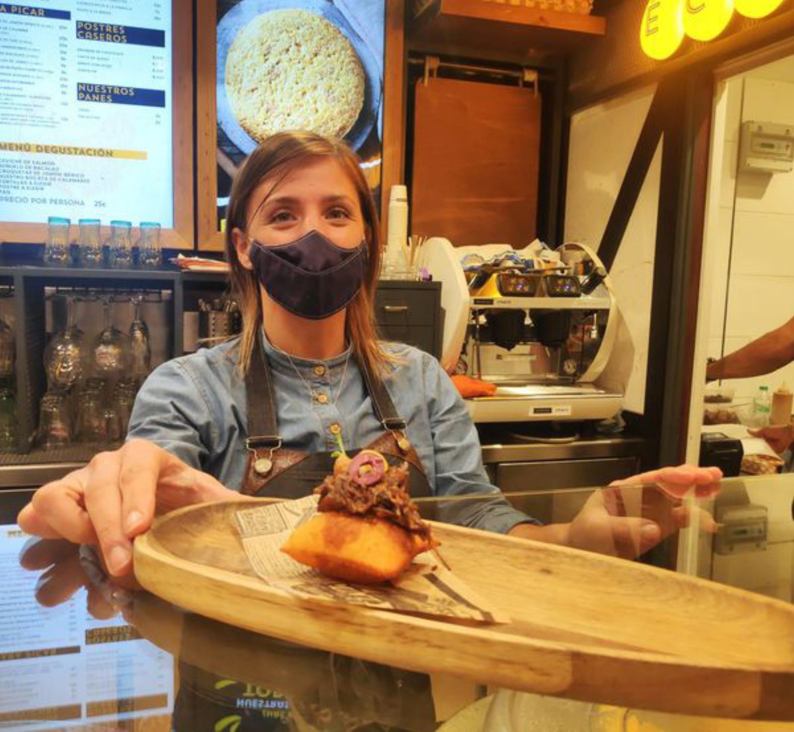 Verónica Bernaldo, de Las Tortillas de Europa, con su plato.