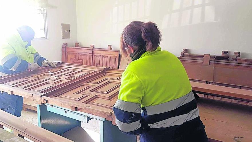 Empleados municipales realizando labores de recuperación de la madera.