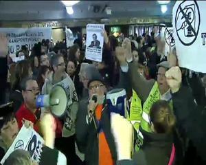 Manifestants al metro de Barcelona denuncien la pujada dels preus dels bitllets.