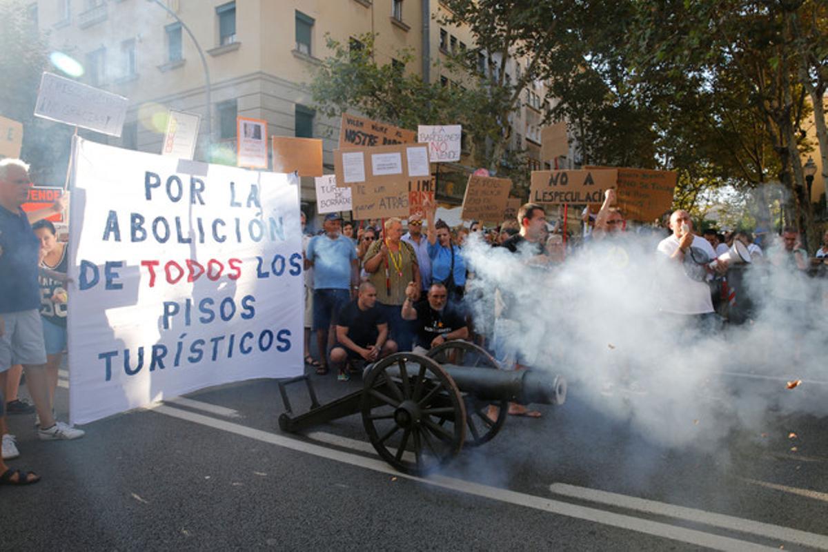 Los manifestantes disparan el cañón que han llevado a la manifestación de este sábado, en la calle Almirall Cervera.
