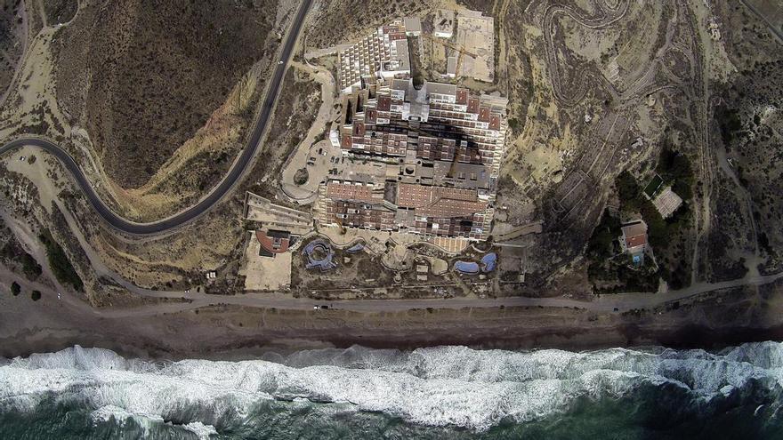 Gobierno y Junta de Andalucía renuevan su pacto para el derribo del Algarrobico si Carboneras o el TSJA anulan la licencia pero chocan ante la alternativa de la expropiación