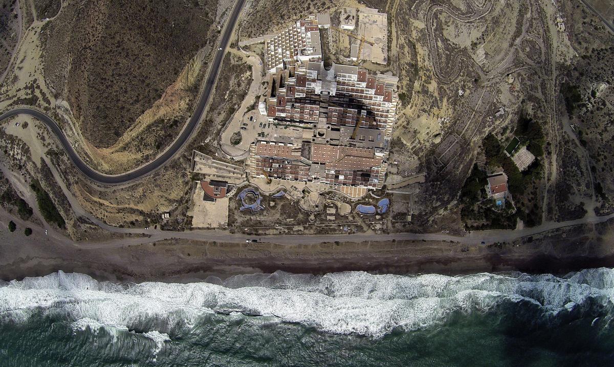 GRA009. CARBONERAS (ALMERÍA), 17/05/2014. Vista aérea del hotel de El Algarrobico en el parque natural de Cabo de Gata perteneciente al municipio almeriense de Carboneras. El alcalde de Carboneras (Almería), Salvador Hernández (GICAL), ha dicho a Efe que no pueden estar "eternamente" con la polémica sobre la legalidad del hotel El Algarrobico y ha pedido que les digan "de una vez si hay que comprar cohetes para celebrar su apertura o explosivos para su demolición". EFE/Carlos Barba