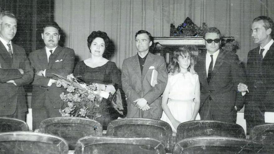 Manuel González Sosa, con Arturo Maccanti, Pino Ojeda, José María Millares, Sonia Gavilanes, Manuel Padorno y Agustín Millares Sall (Las Palmas, 1959).   | LP/DLP