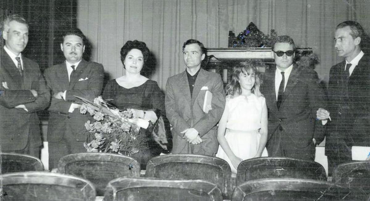 Manuel González Sosa, con Arturo Maccanti, Pino Ojeda, José María Millares, Sonia Gavilanes, Manuel Padorno y Agustín Millares Sall (Las Palmas, 1959).   | LP/DLP