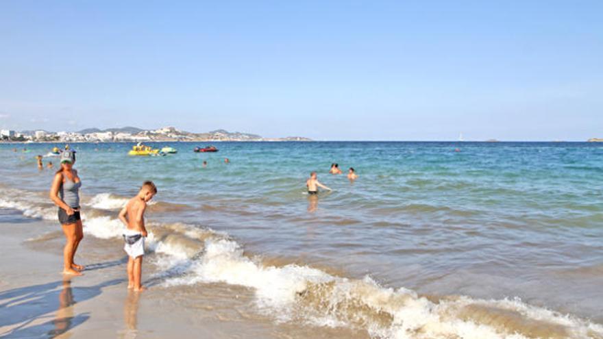 El cadáver apareció ayer flotando en el mar en esta zona de Platja d´en Bossa.