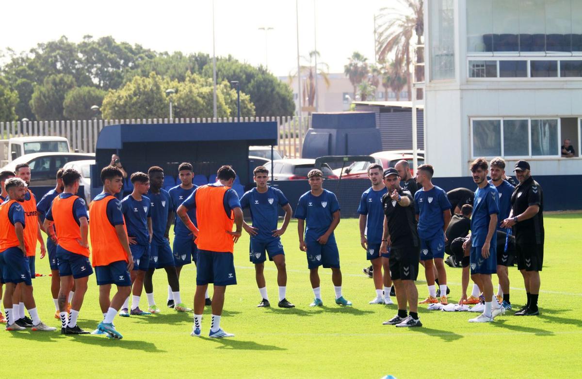 Pablo Guede, junto a parte de su plantilla durante uno de los primeros entrenamientos de la presente pretemporada. | ÁLEX ZEA