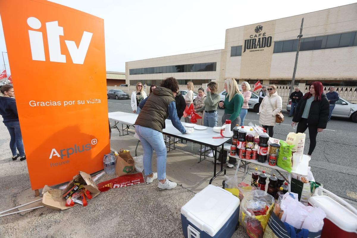 Trabajadores en huelga en la estación ITV Applus de Alicante.