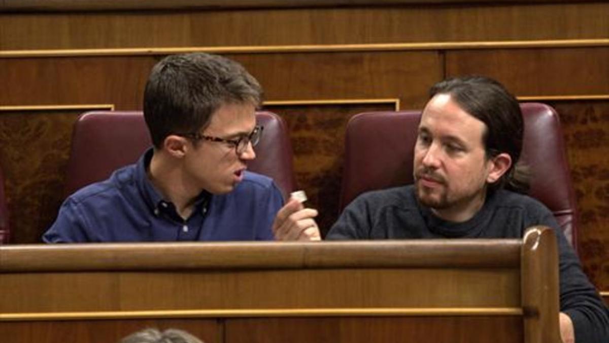 Pablo Iglesias ofrece a Íñigo Errejón un caramelo, ayer en el hemiciclo.