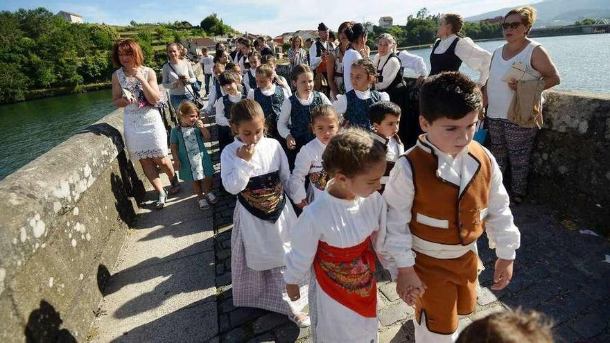 Desfile de los participantes sobre el puente en el que se produjo la histórica batalla