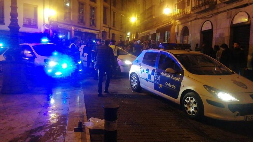 Patrullas de la Policía Local disolviendo un botellón en el Antiguo.