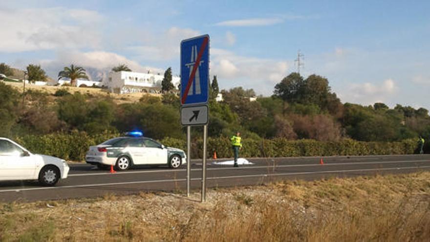 El lugar del accidente, con el cuerpo tapado de una de los atropelladas.