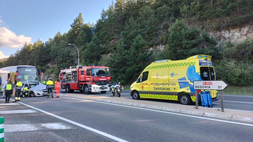 Dos heridos en una colisión entre un turismo y un autobús en San Rafael (Segovia)