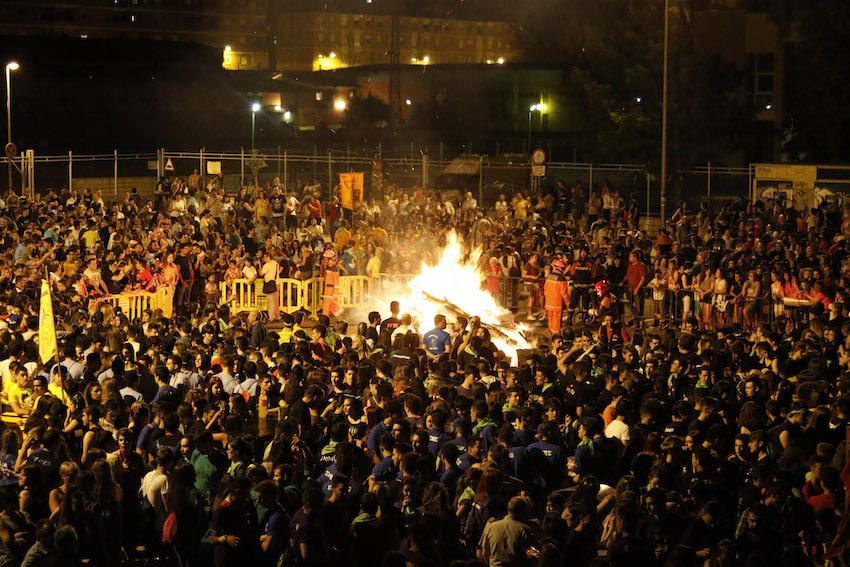 Cientos de zamoranos se reúnen en torno al fuego y