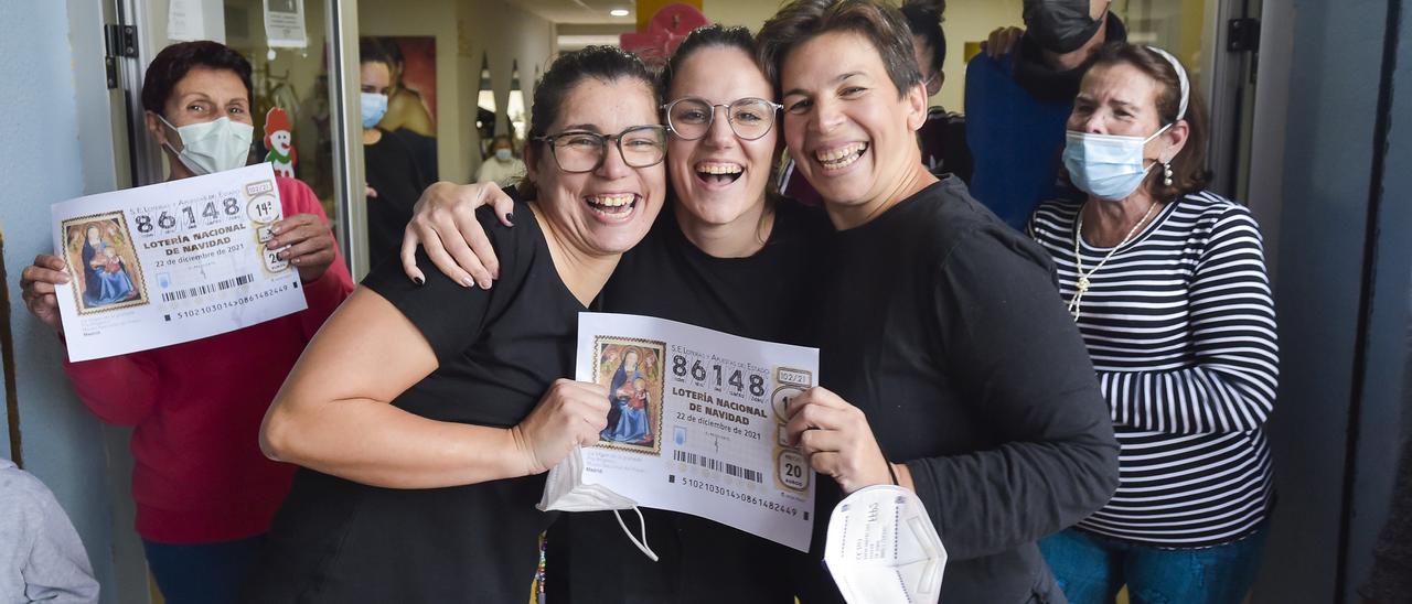 La familia Pérez Alemán celebra el Gordo en el Centro Comercial El Mirador