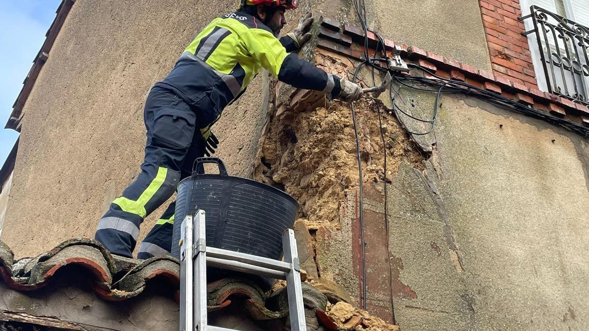 Un bombero actuando en la fachada de un inmueble en la Ronda Toril por riesgo de desprendimiento.