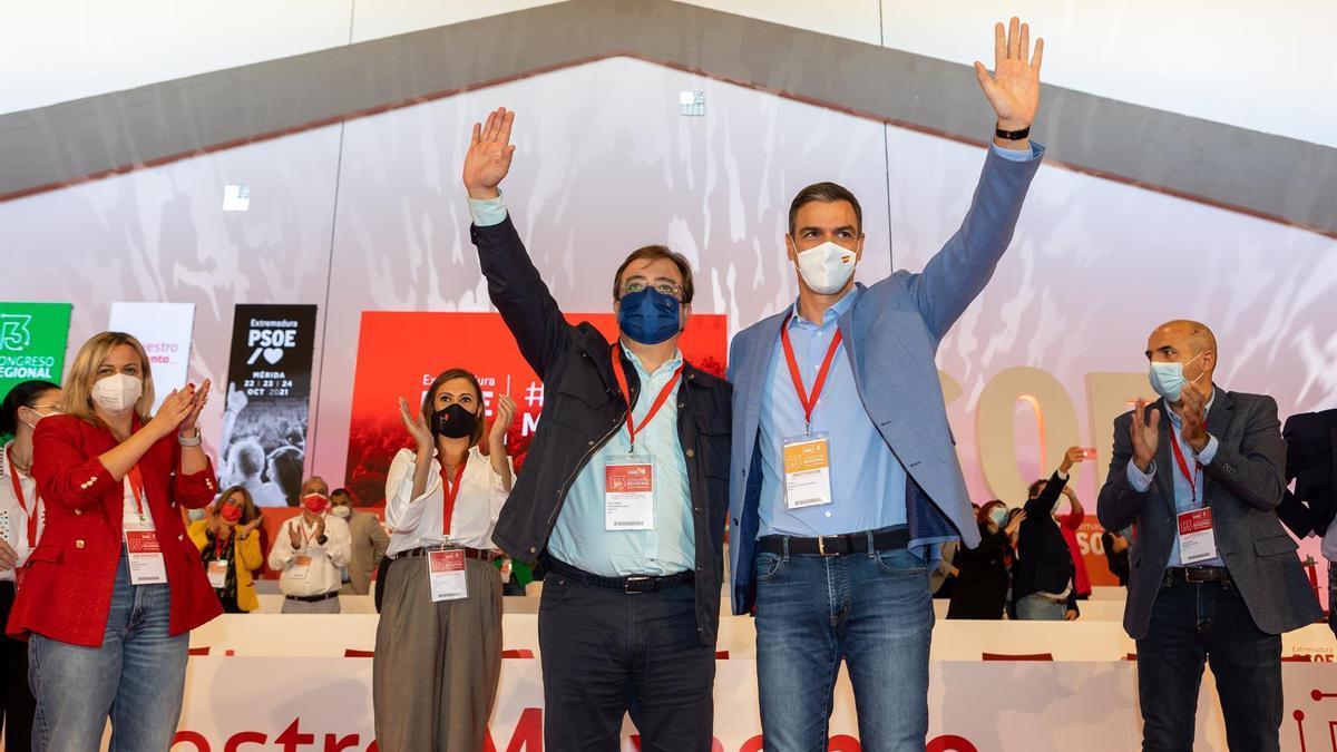 Fernández Vara y Pedro Sánchez en la clausura del XIII Congreso Regional, este domingo en Mérida.