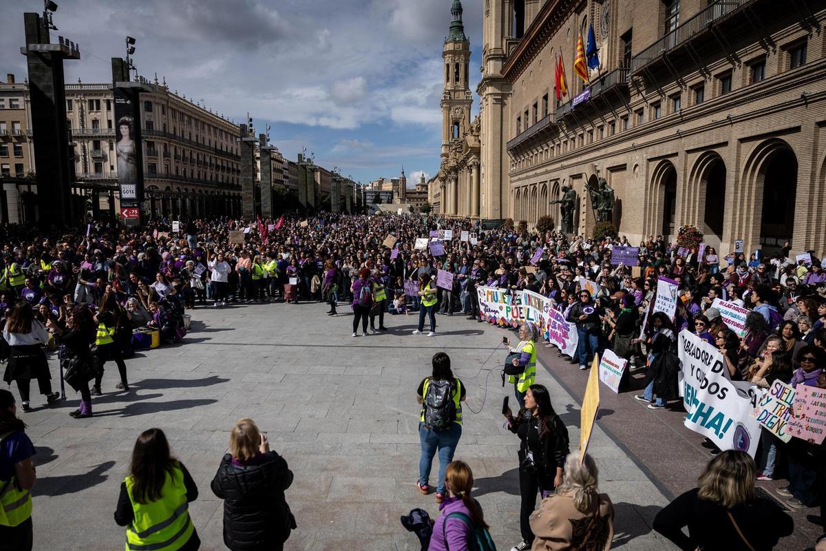 En imágenes | La marea feminista viste de morado el centro de Zaragoza por el 8M