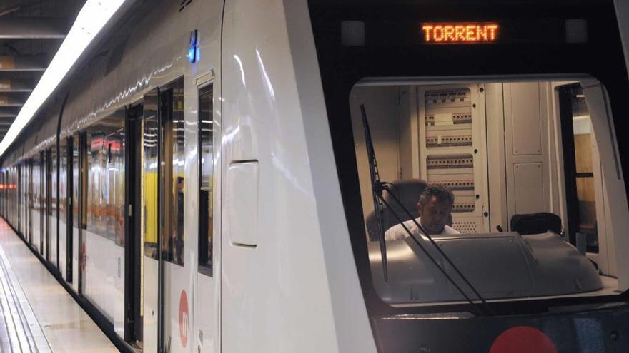 Susto en el metro de València al caer un turista distraído a las vías en Plaza de España