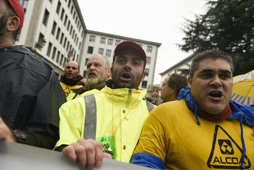 Marcha de trabajadores de Alcoa entre Avilés y Oviedo