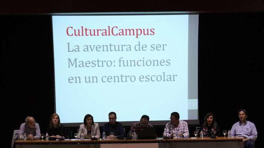 Un momento de la mesa redonda en el campus.