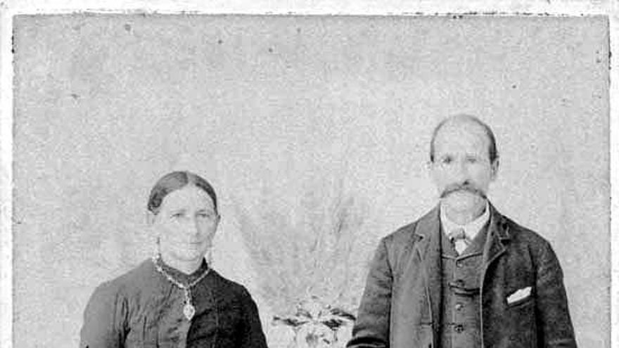 Retrato de un matrimonio en el estudio de Rosendo Bugarín, datado en 1890.  // D.B.M.