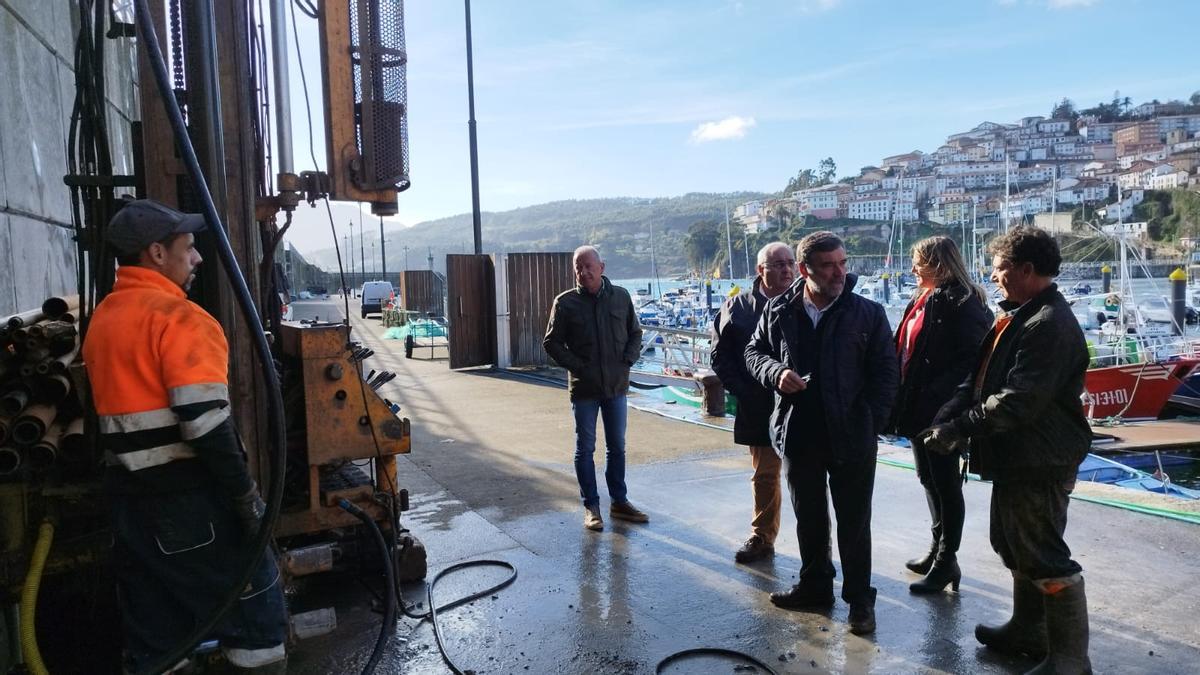 Los representantes del PP local y regional, visitando, ayer, las obras del puerto de Lastres.
