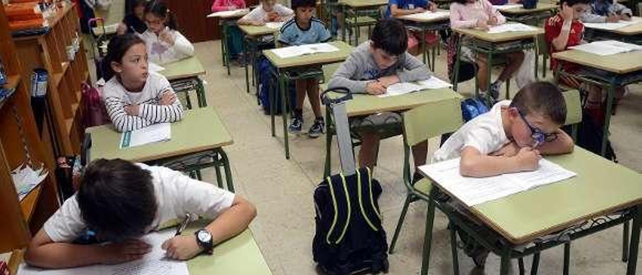 Escolares haciendo un examen. // R.V.